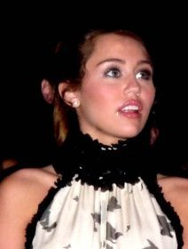Miley Cyrus dans un clip érotique qui ne craint pas le ridicule