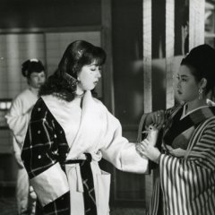 Machiko Kyo et Ayako Wakao dans Akasen chitai (赤線 地帯) de Kenji MIZOGUCHI - Daiei 1956