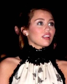 Miley Cyrus dans un clip érotique qui ne craint pas le ridicule
