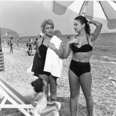 Martine Carol et Valeria Moriconi dans La spiaggia (Lattuada 1953)