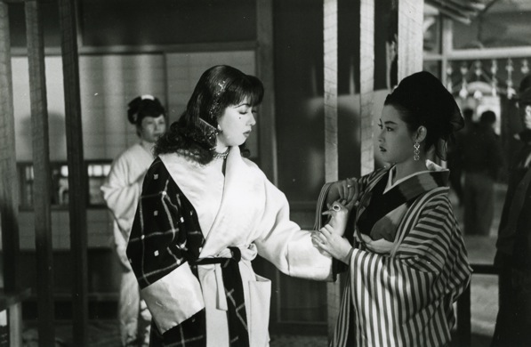 Machiko Kyo et Ayako Wakao dans Akasen chitai (赤線 地帯) de Kenji MIZOGUCHI - Daiei 1956