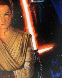 Star Wars : le nouveau poster (dessiné) de The Force Awakens, les Parcs d'attraction et la première photo de Rogue One