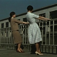 Mariko Okada et Yoko Tsukasa dans Akibiyori (Fin d'automne - Ozu 1960)