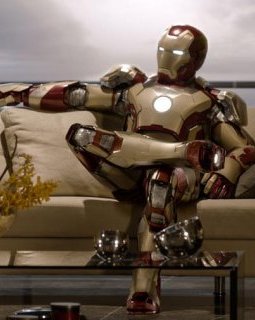 Iron Man est-il nu sous son armure ?