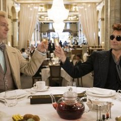 Aziraphale (M. Sheen) et Crowley (D. Tennant)