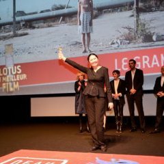 Zhanna Issabayeva recevant le Lotus du Meilleur film