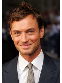 Jude Law endosse la soutane pour Canal+