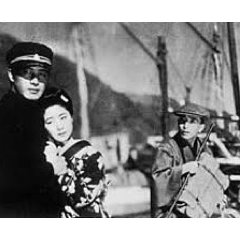 Den Obinata, Kinuyo Tanaka et Tokuji Kobayashi dans Koi no hana saku Izu no odoriko ( Gosho 1933) Shochiku