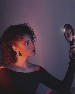 Schérazade nous conte ses nuits parisiennes dans son nouveau clip