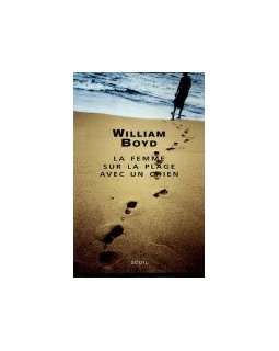 La femme sur la plage avec un chien 