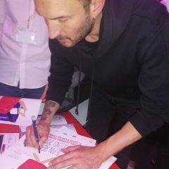 Sébastien Marnier, réalisateur de "L'Heure de sortie", lauréat du prix Jean Renoir, assailli par les demandes d'autographes