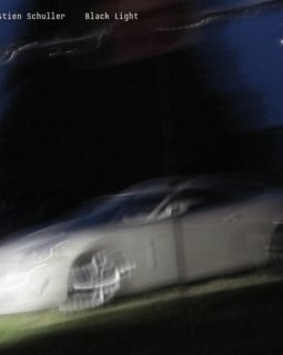 Sebastien Schuller dévoile le clip nocturne de Black Light