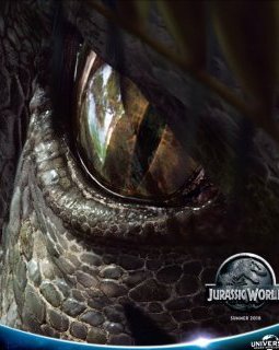 Jurassic World : un regard carnassier donne le ton