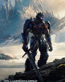 Transformers : the last knight - Optimus Prime une épée à la main sur l'affiche teaser 