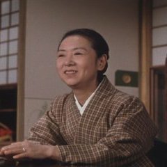 OZU 1958 : Higanbana - Mme Hirayama (Kinuyo Tanaka) tape le rythme en écoutant la musique à la radio.