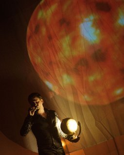 Des étoiles dans les yeux - la critique du spectacle de Nicolas Fraissinet