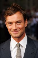 Jude Law endosse la soutane pour Canal+