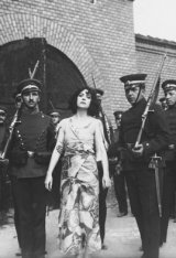 La fille sans patrie - La critique