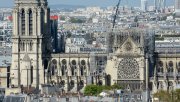 Le cœur d'Arielle Dombasle bat pour Notre-Dame