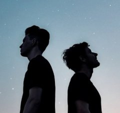 Petit Biscuit et Møme gravitent avec Isaac Delusion