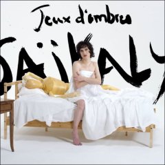 Saïkaly en "desperate housewife" dans le clip déjanté de Jeux d'ombres