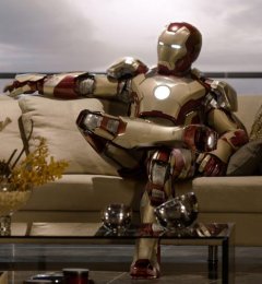 Iron Man est-il nu sous son armure ?