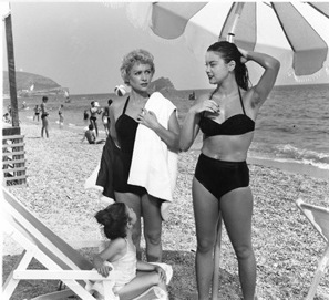 Martine Carol et Valeria Moriconi dans La spiaggia (Lattuada 1953)